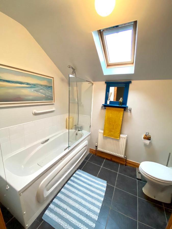 3 Bedroom House Located In Centre Of Carndonagh Extérieur photo