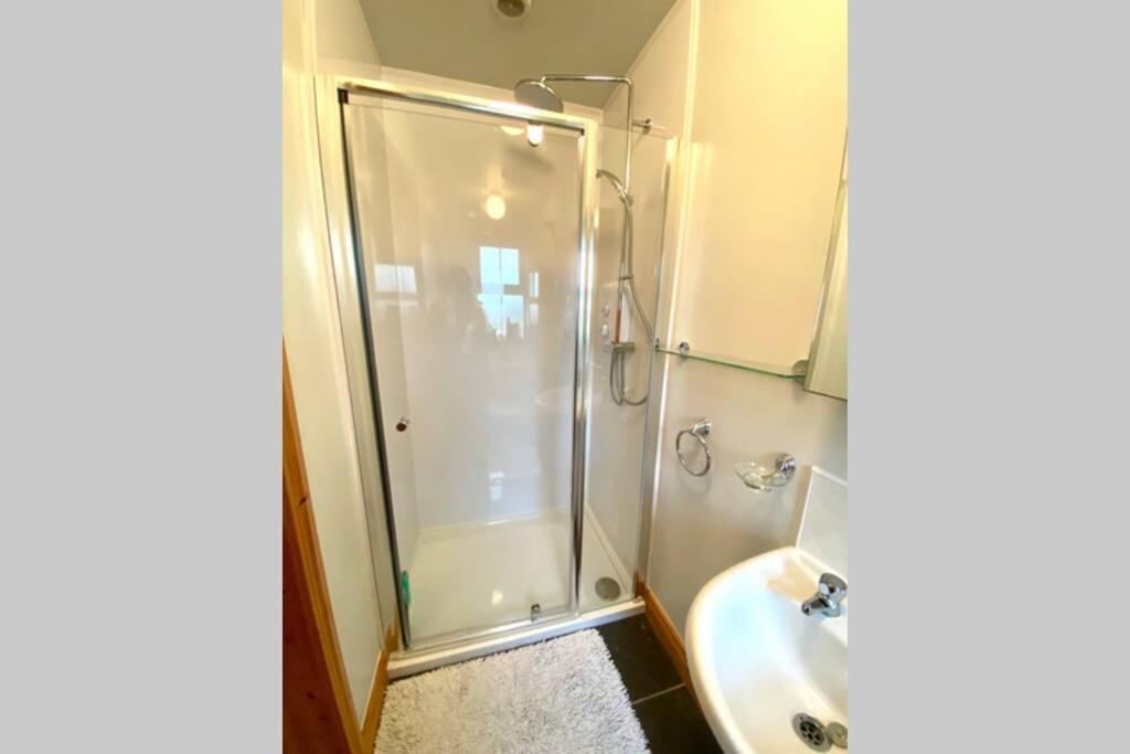 3 Bedroom House Located In Centre Of Carndonagh Extérieur photo
