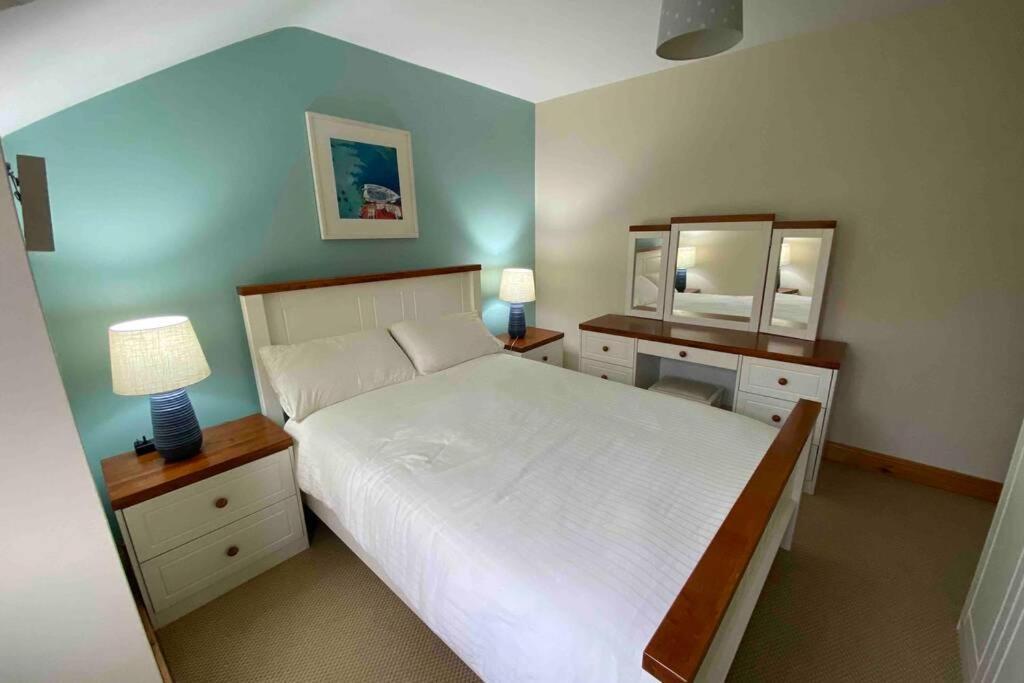 3 Bedroom House Located In Centre Of Carndonagh Extérieur photo