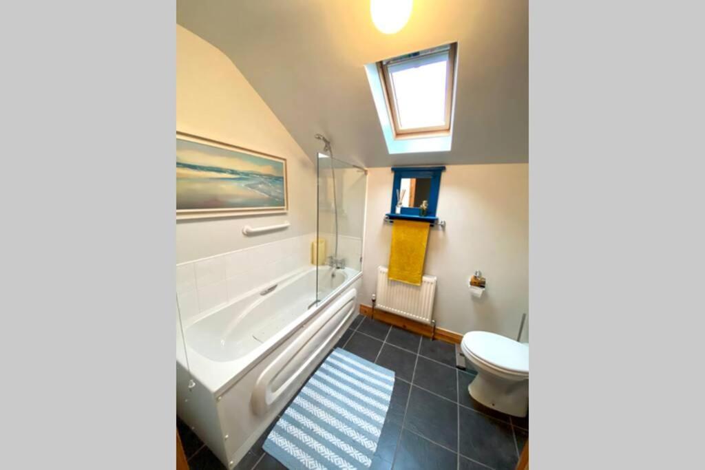 3 Bedroom House Located In Centre Of Carndonagh Extérieur photo