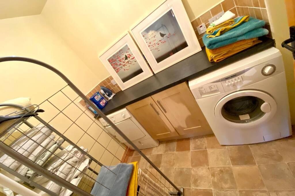 3 Bedroom House Located In Centre Of Carndonagh Extérieur photo